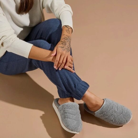 OluKai Pūpū Mua Women’s Soft Shearling Mule Slippers Size 9 $130 Pale Grey Pupu - Picture 1 of 13